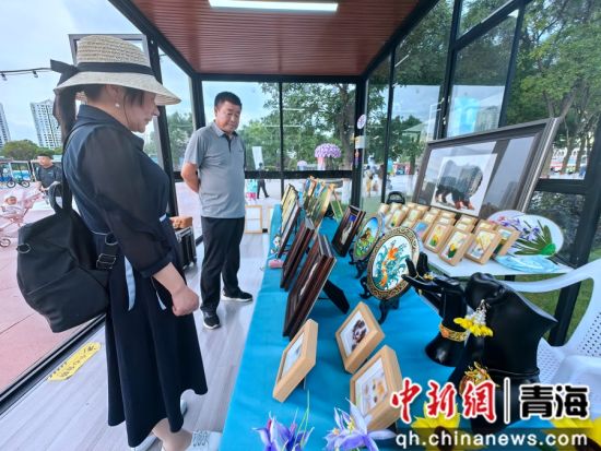 ͼΪ»î¶¯ÏÖ³¡ÓοͲιÛÌØÉ«Õ¹Ê¾Çø¡£ÀîöÁ Éã ͼΪ»î¶¯ÏÖ³¡ÓοͲιÛÌØÉ«Õ¹Ê¾Çø¡£ÀîöÁ Éã