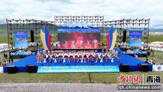 ͼΪ¿ªÄ»Ê½ÏÖ³¡¡£ÇúÂéÀ³ÏØÎ¯Ðû´«²¿¹©Í¼ ͼΪ¿ªÄ»Ê½ÏÖ³¡¡£ÇúÂéÀ³ÏØÎ¯Ðû´«²¿¹©Í¼