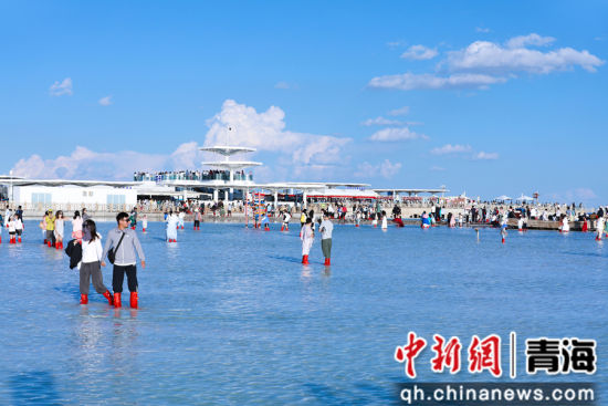 图为茶卡盐湖景区游人如织。王生荣 摄 图为茶卡盐湖景区游人如织。王生荣 摄