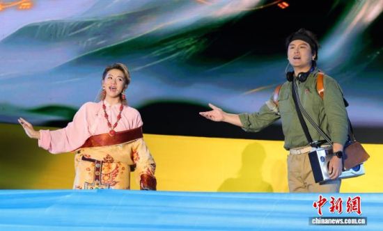 ͼΪÒôÀÖ¾çÉϺº×åÆªÕ¡¶ÔÚÄÇÒ£Ô¶µÄµØ·½¡·¡£ÈüÄáÉã ͼΪÒôÀÖ¾çÉϺº×åÆªÕ¡¶ÔÚÄÇÒ£Ô¶µÄµØ·½¡·¡£ÈüÄáÉã