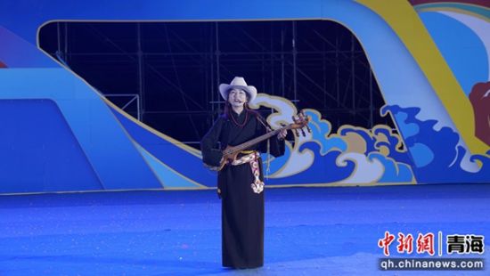 图为扎木念弹唱。共和融媒供图 图为扎木念弹唱。共和融媒供图