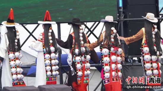 ͼΪ²Ø×å·þÊÎÕ¹¡£¹²ºÍÈÚý¹©Í¼ ͼΪ²Ø×å·þÊÎÕ¹¡£¹²ºÍÈÚý¹©Í¼