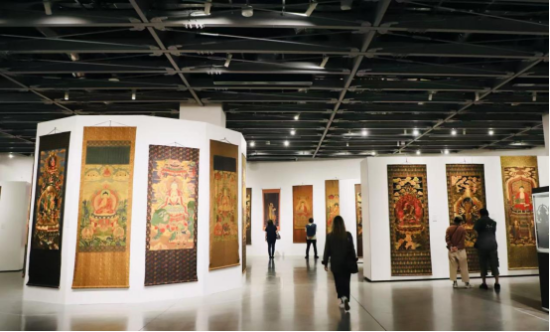 2024年10月,日本角川博物馆刺绣唐卡展览会场。(新华社记者 郭丹摄) 2024年10月,日本角川博物馆刺绣唐卡展览会场。(新华社记者 郭丹摄)