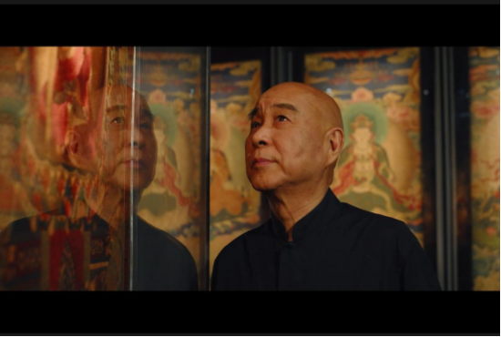 李巍在东方瑰宝(深圳)艺术馆里观看自己收藏的织绣唐卡。 李巍在东方瑰宝(深圳)艺术馆里观看自己收藏的织绣唐卡。