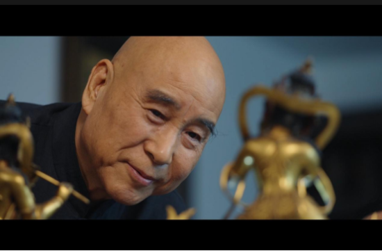 李巍端详自己的藏品。 李巍端详自己的藏品。