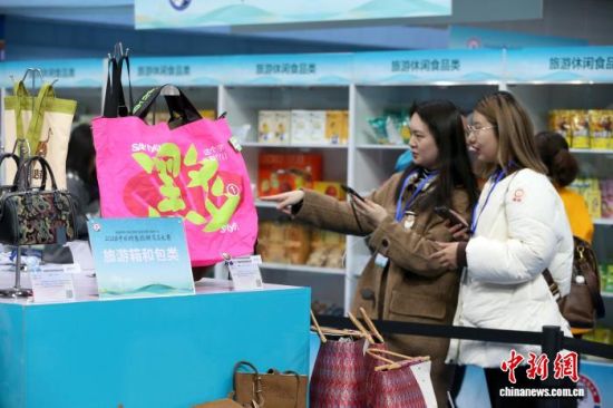 图为参展商交流参观。 张忠苹 摄 图为参展商交流参观。 张忠苹 摄