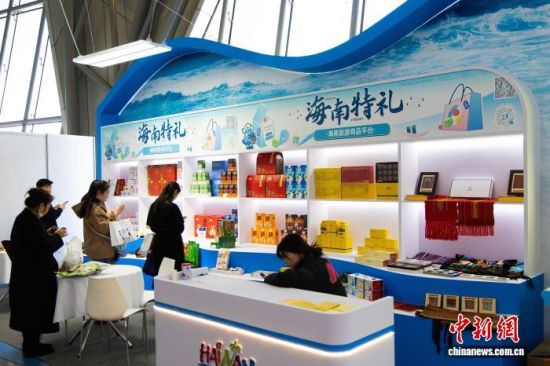 图为游客在活动现场特色旅游商品展示区参观。李江宁 摄 图为游客在活动现场特色旅游商品展示区参观。李江宁 摄