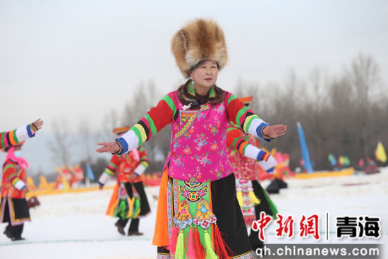 图互助县卓扎滩原生态景区,身着节日盛装的村民跳起了安昭舞。 张忠苹摄 图互助县卓扎滩原生态景区,身着节日盛装的村民跳起了安昭舞。 张忠苹摄