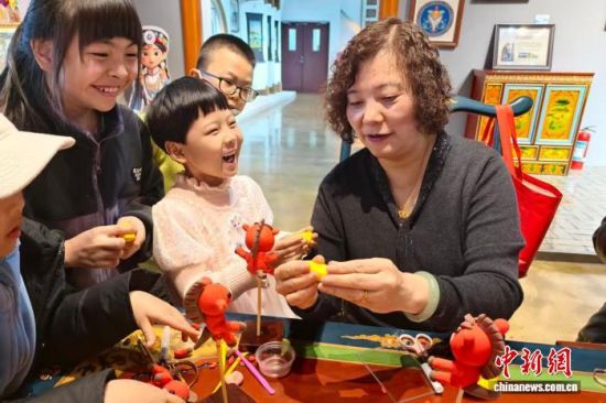 图为郗丽霞(右)将西宁北川面塑带进当地校园。受访者供图 图为郗丽霞(右)将西宁北川面塑带进当地校园。受访者供图