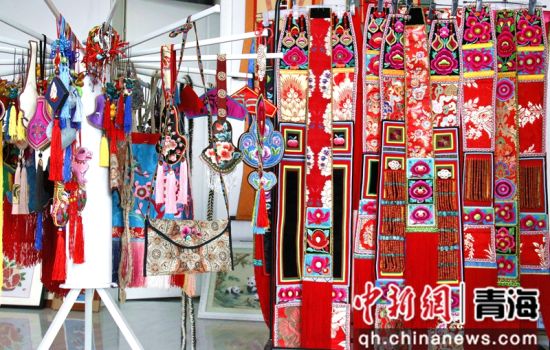 ͼΪ������һ���幤��չ���Ĳ�����μ�Ů�Դ�����Ʒ������� ��