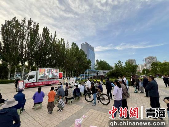 图为公益电影放映区,民众纷纷落座观看。 刘洋 摄 图为公益电影放映区,民众纷纷落座观看。 刘洋 摄